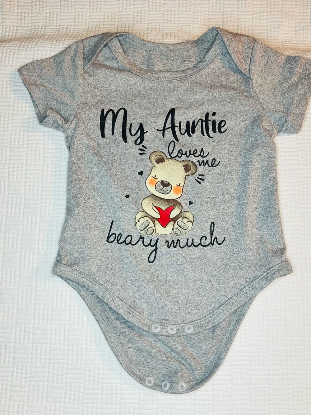 Gray "My Auntie Loves Me" Bear Graphic One-Piece for Kids SZ: 3-6 Months